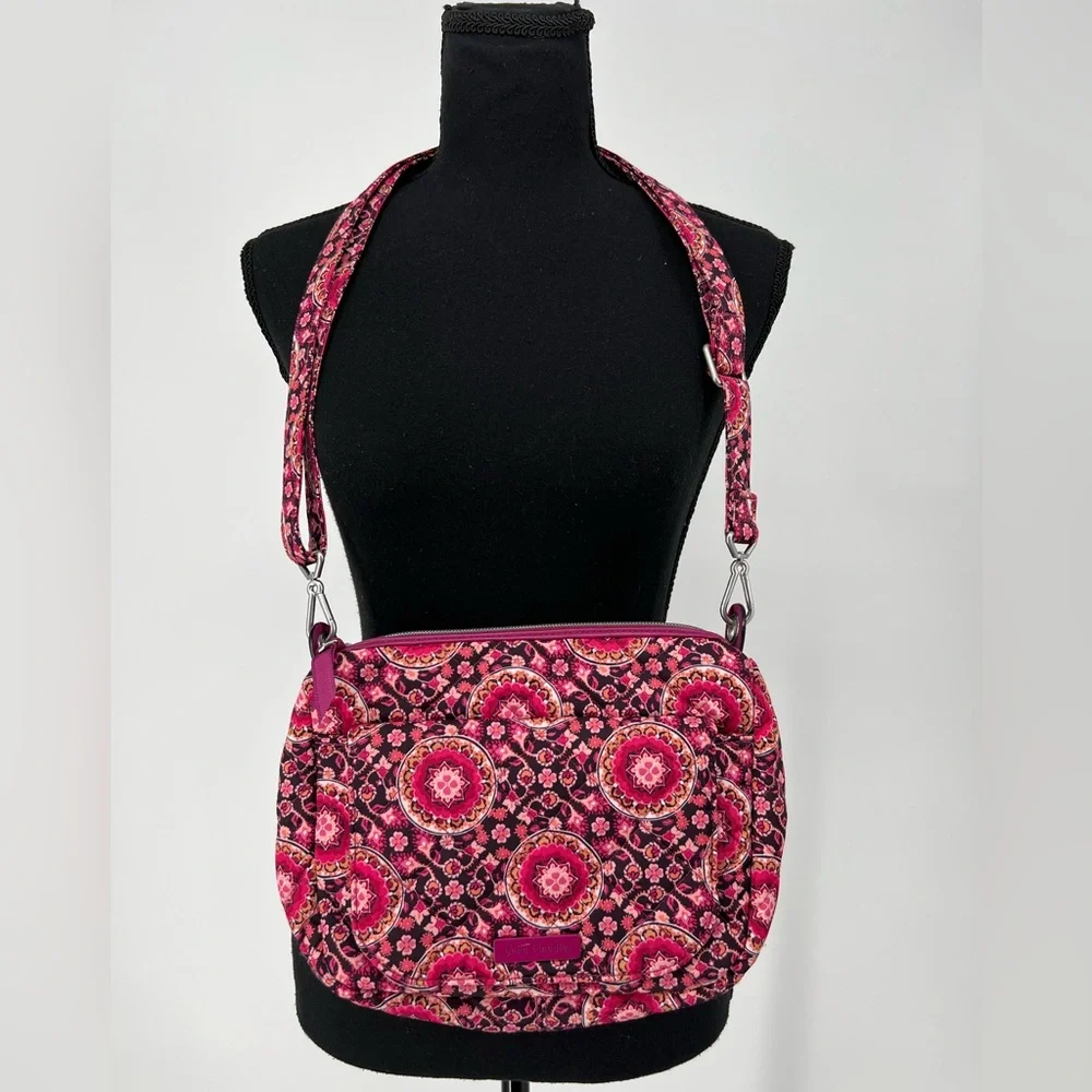 VERA BRADLEY CROSSBODY RASPBERRY MEDALLION‎ CARSON BAG CLASSIC VIBRANT QUILTED